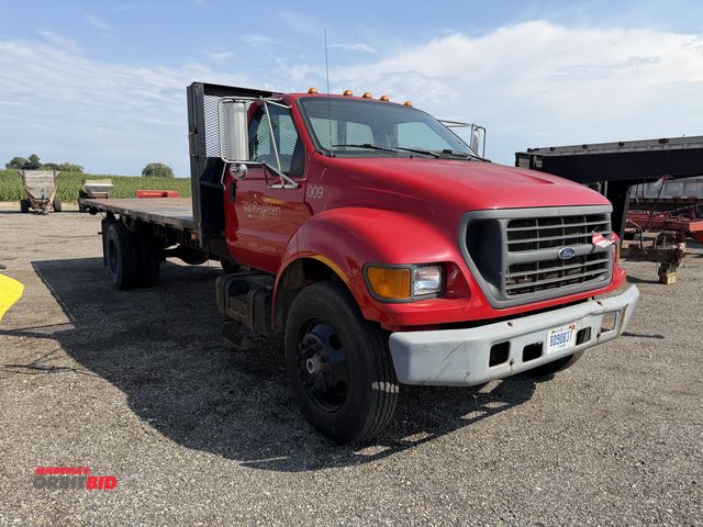 Lot 1-9888 - 2000 Ford Single Axle Flatbed Truck Regular cab, CAT diesel, 6 speed manual transmission, 26000 lb. ...
