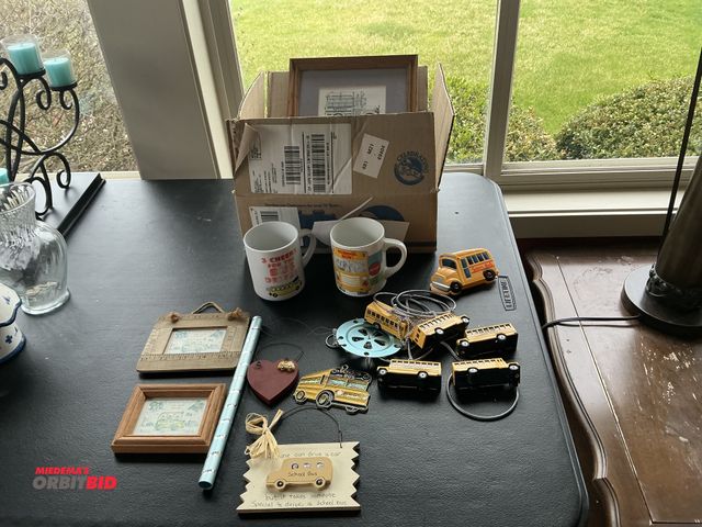 Lot 1-19176 - Large lot of assorted school bus items, includes chip clip, Kleenex box, small pictures, wind chimes...