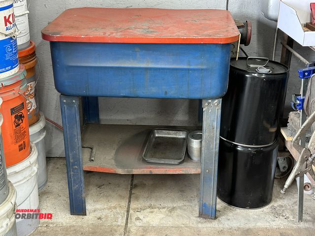 Lot 1-506 - (1) parts washer cabinet, approx. 30" wide x 21.5" deep x 35" tall with flip top.