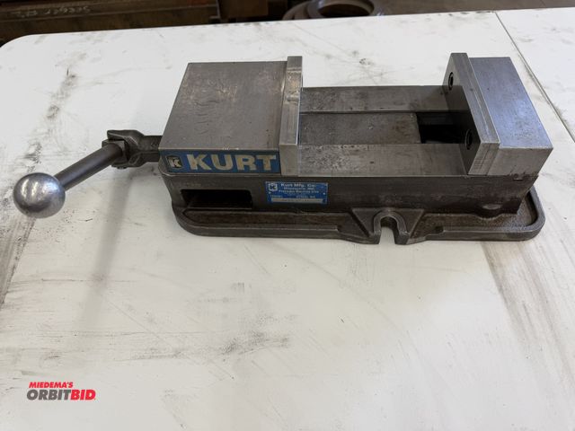 Lot 1-6151 - (1) Kurt 6" machinists vise.