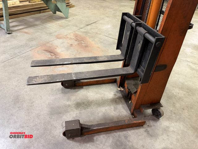 Lot 1-15073 - (1) Economy, model WI-56/26, 1000 lb. capacity manual hydraulic lift unit with 18" load center and 5...