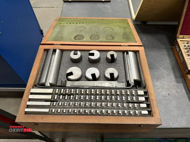 Lot 1-15199 - (1) Broach and key set, sizes 1/2", 7/16", 3/8", and 5/8", includes wood case, unknown if complete.