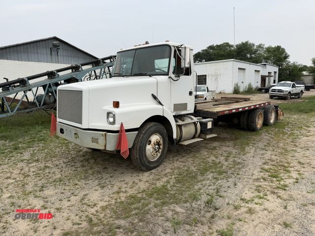 Lot 1-18359 - 1995 White GMC Volvo Semi Truck manual transmission, cruise control, heated mirrors, manual windows,...