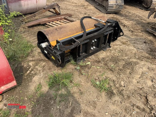 Lot 1-18312 - (1) Cat, model CV18B, 73" skid steer quick attach roller, work tool is 2318601, S/N RCA03284.