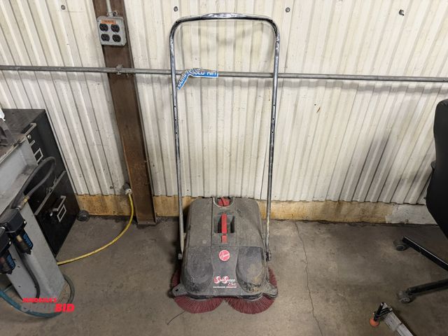 Lot 1-15338 - (1) Hoover Spin Sweep Pro outdoor manual sweeper.