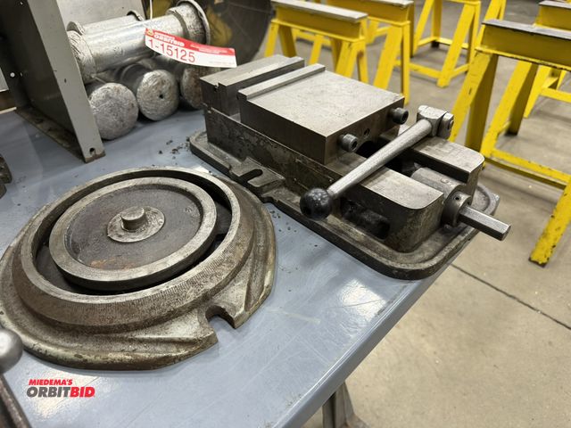 Lot 1-15144 - (1) unknown brand 6" machinist's vise with handle and swivel plate.