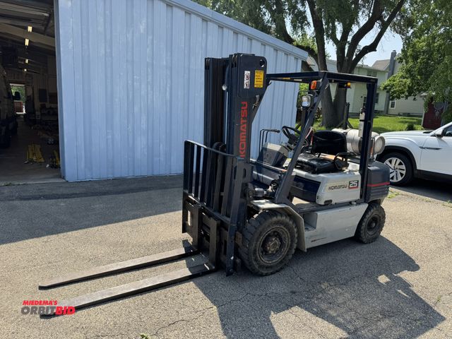 Lot 1-6440 - (1) Komatsu, model FG25T11, LP lift truck, 4000 lb. capacity, 188" max lift height, 2703 hours showi...