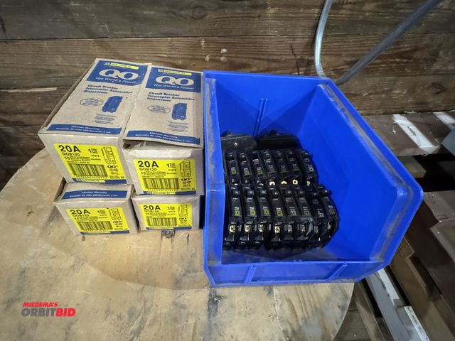 Lot 1-4417 - Large lot of Square-D QO B120 (bolt in) single pole 15 and 20 amp breakers.