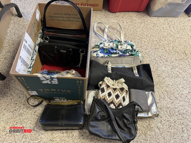 Lot 1-19207 - Large lot of assorted purses.