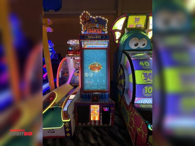 Lot 1-11250 - (1) Team Play Fishbowl Frenzy, model 2, Entry Coin Door arcade style game, electronic payment, 115V,...