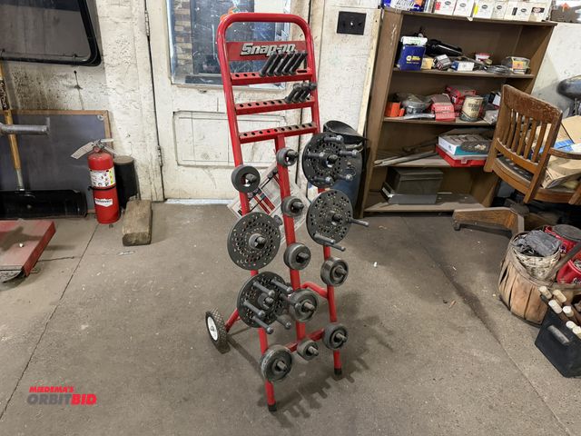 Lot 1-1231 - (1) Snap-On, model EAK0309J20A, balancing system for steel and aluminum wheels, includes cart and al...