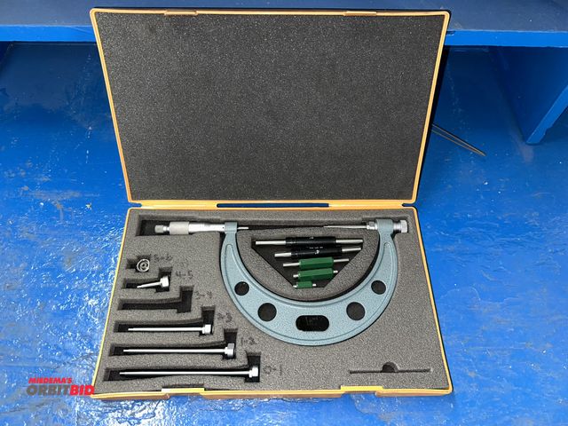 Lot 1-17711 - (1) Mitutoyo 0-6" micrometer set with case.