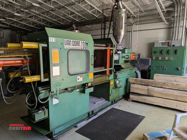 Lot 1-6591 - 1977 Vandorn 200-RS-14F Plastic Injection Molding Machine, 200 ton, 14 shot size, SN 24428, 2 zone d...