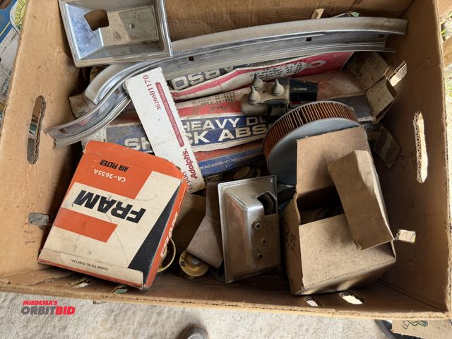 Lot 1-8576 - Lot of assorted vintage Ford car parts.