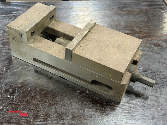 Lot 1-11090 - (1) make and model unknown machinists vise, includes handle.