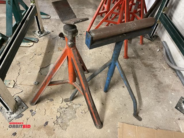Lot 1-6258 - Lot of (2) assorted pipe stands, 1 is 15" roller type, and 1 screw jack.