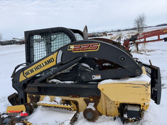 Lot 1-11517 - (1) New Holland L225 skid steer, has been in fire, for parts only, no visible S/N or parts ID #, win...
