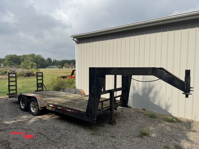 Lot 1-602 - 1999 Silva Gooseneck Flatbed Trailer Equipment Trailer approx. 224" bed length, 82" wide, wood deck,...