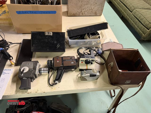 Lot 1-12192 - (1) Keystone vintage camera with electric eye, (1) Gaf Anscomatic 6-1 motor zoom, 600 P camera, (1) ...