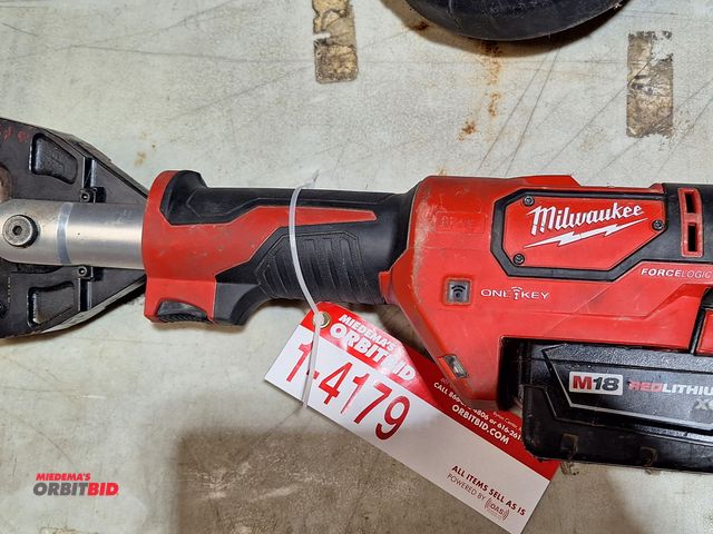 Lot 1-4179 - (1) Milwaukee Power Logic cable cutter, M18, cordless, Cat #2672-20, S/N G67CD222200391, includes M1...