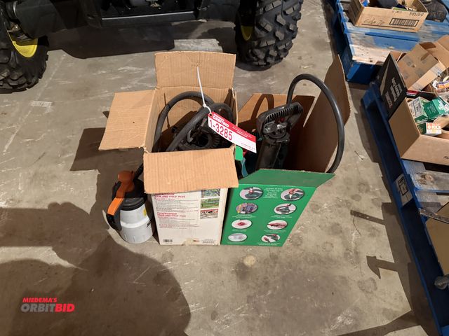 Lot 1-3285 - (2) one gallon sprayers