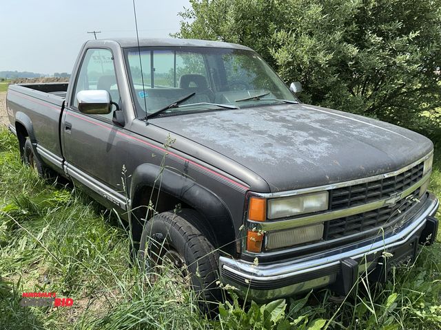 Lot 1-17853 - 1993 Chevrolet  Silverado 1500 (1) 4WD pickup truck, cloth bench seat, AM/FM stereo, full size bed, ...