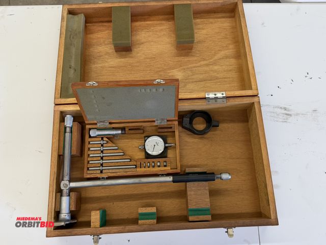 Lot 1-6212 - (1) Mitutoyo #511-183, 10"-16" dial bore gauge set with wood case.