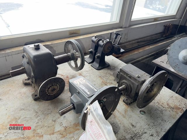 Lot 1-4704 - Lot of (2) Winsmith speed reducer 913, (1) American Stock Gear Division, model SB2110B, 1.30 HP, 10 ...