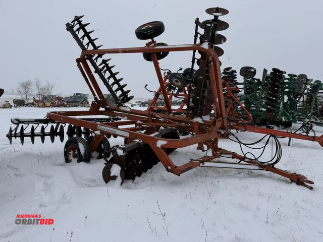 Lot 1-10420 - (1) Allis-Chalmers 24' wide disc, model 26000, S/N 3179, single hydraulic wing, tandem axles.