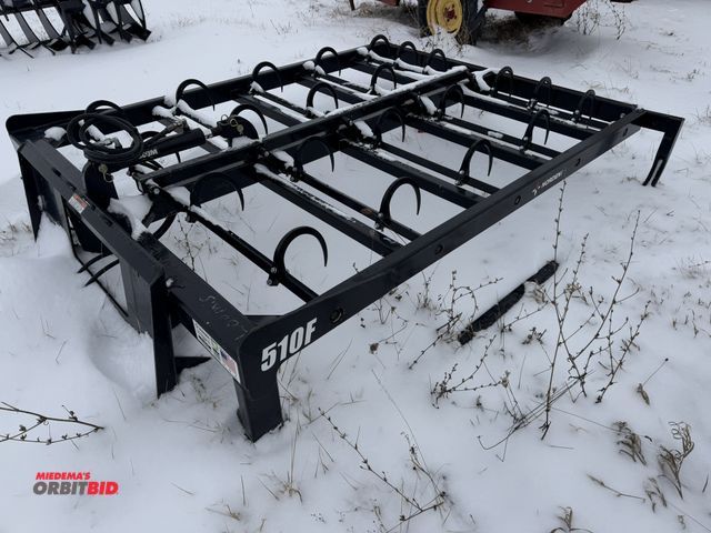 Lot 1-10439 - (1) Norden Manufacturing 510F small square bale grapple, S/N G216012, skid steer mount, 88" x 66".