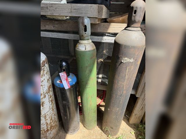 Lot 1-8528 - (1) compressed oxygen tank, approx. 44" tall.