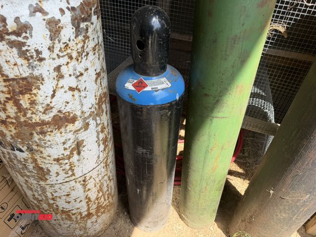 Lot 1-8527 - (1) acetylene tank, approx. 32" tall.