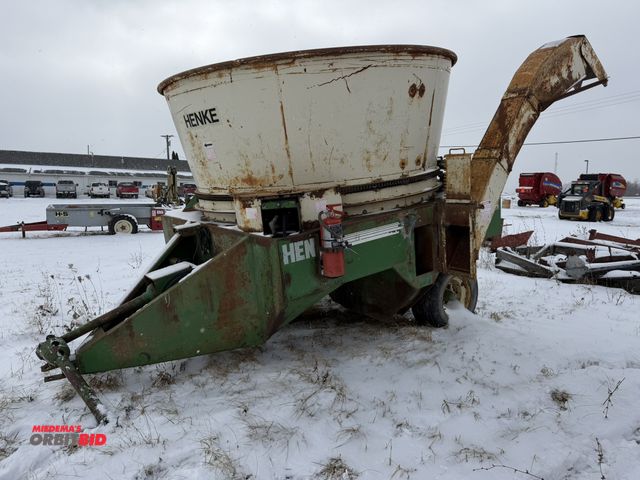 Lot 1-10444 - (1) Henke hay grinder, model T600, S/N 14019, 1000 PTO shaft, 11L-15SL tires,