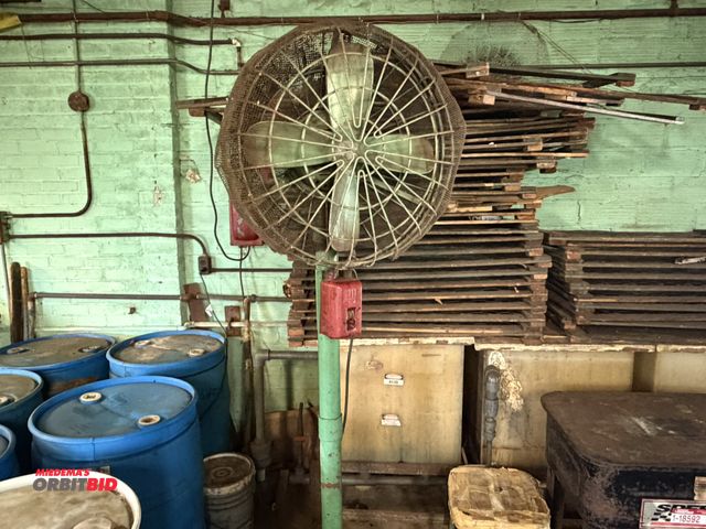Lot 1-18595 - (1) adjustable height, free-standing shop floor fan with 24" diameter cage, in working condition.