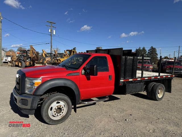 Lot 1-18256 - 2016 Ford Stake Truck F550 Super Duty XL RWD, manual windows and locks, automatic transmission, 4 au...