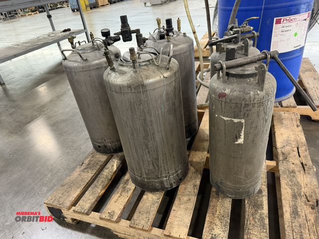 Lot 1-5432 - Lot of (5) various pressure tanks (2 approx. 7 gallon/2 approx. 10 gallon).