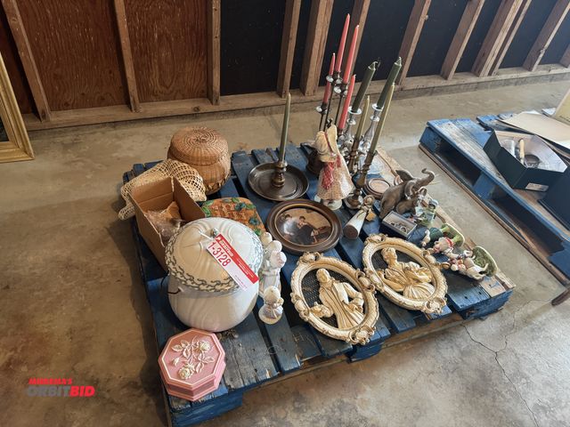 Lot 1-3128 - Lot of assorted wall decorations, canoles, baskets, figurines, and more