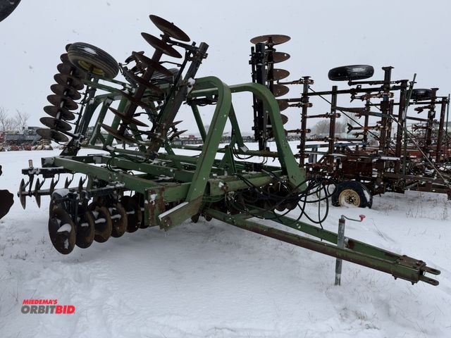 Lot 1-10423 - (1) John Deere T0230 disc, S/N 025158, approx. 22' wide, tandem axle wheels, hydraulic wings.