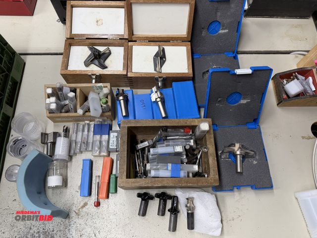 Lot 1-16381 - Lot of assorted tooling bits (end mills, router bits, cutting tools, (2) shaper bits, carbide insert...