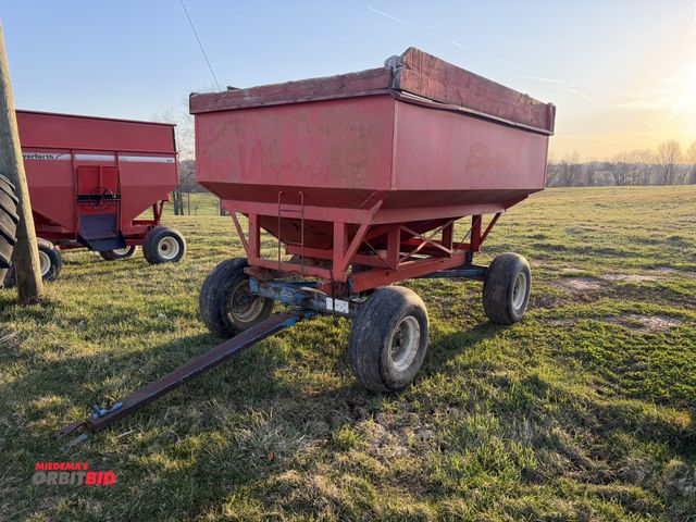 Lot 1-19104 - (1) Killbros 10-ton Gear Gravity Wagon, 12.5L-15 tires, extendable tongue.