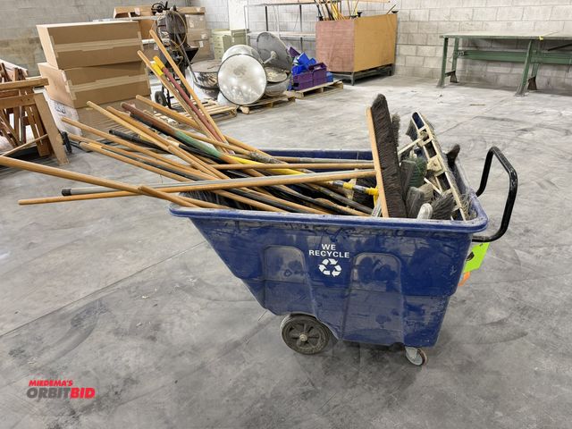Orbitbid.com - Lot 1-19538 - (1) Global 1/2 yard/750 lb. capacity cube ...