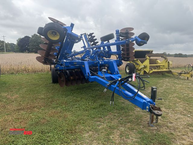 Lot 1-19955 - (1) Landoll 6231-21 disc, 21' wide with hydraulic wings, tandem wheels with 320/70R15 tires, S/N 62B...