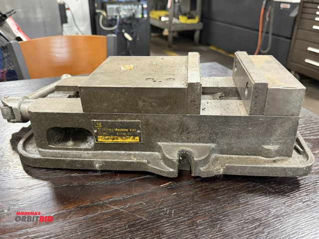Lot 1-11083 - (1) make and model unknown, 6" machinists vise, includes handle