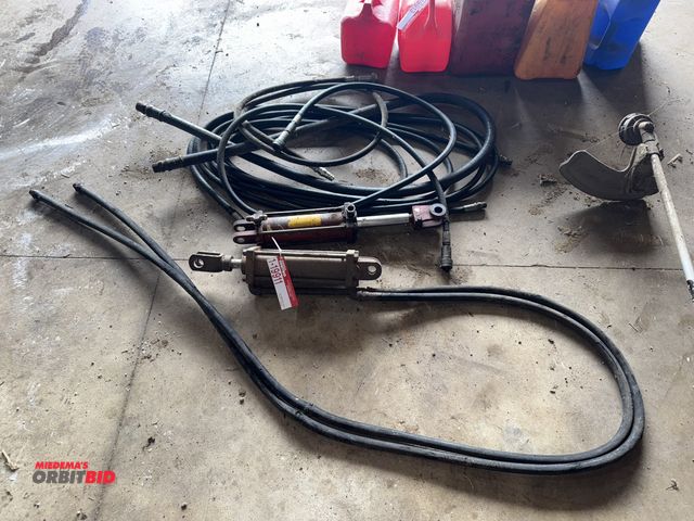 Lot 1-19911 - Lot of (2) assorted hydraulic cylinders, and assorted hydraulic hose, various lengths and sizes.