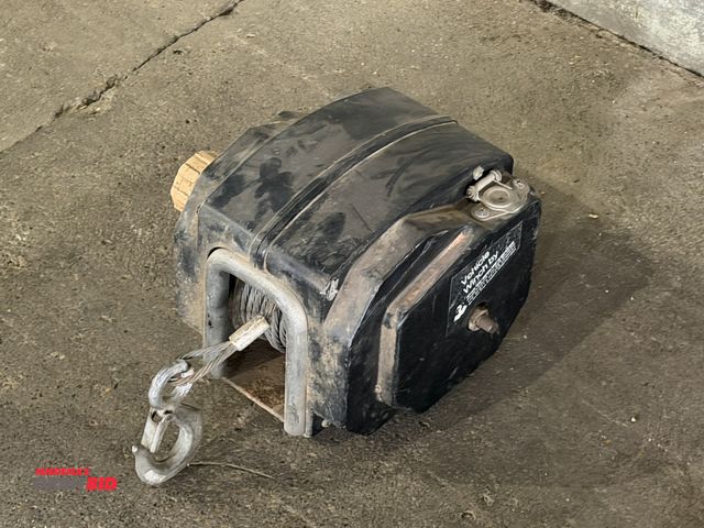 Lot 1-1129 - (1) Power Winch manual vehicle winch, capacity unknown, no other info available.