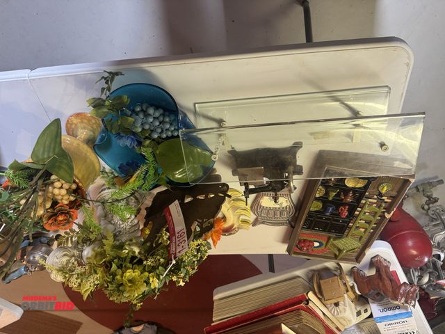 Lot 1-3161 - Assorted decorations, pictures, bowls, and vases