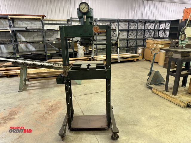 Lot 1-15077 - (1) 1971 K. R. Wilson model 37R, 25-ton capacity manual hydraulic press, S/N 5313-71, working condit...