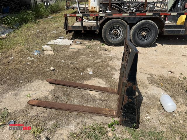 Lot 1-9581 - (1) set of skid steer pallet forks, 48" long.