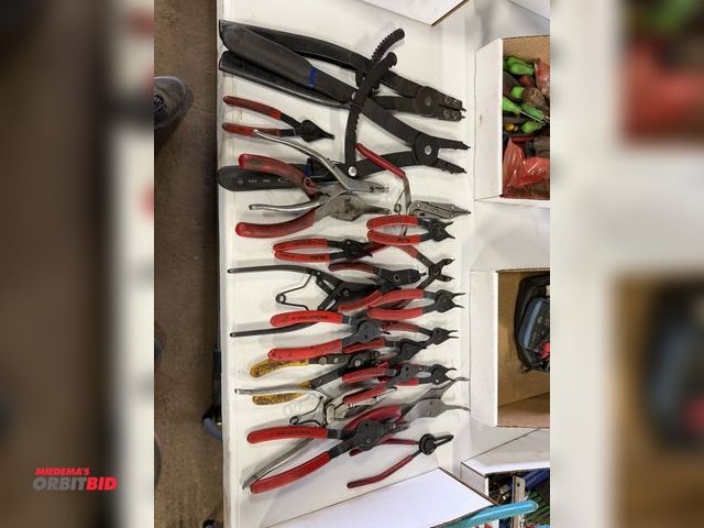 Lot 1-18483 - Lot of assorted snap ring pliers.
