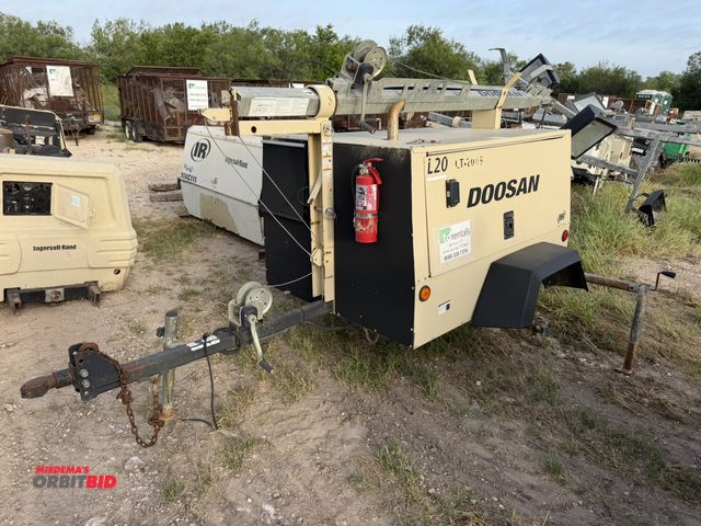 Lot 1-9525 - (1) 2012 Doosan L20 light tower, 4-cylinder diesel engine, 4-light extendable tower with hand crank,...